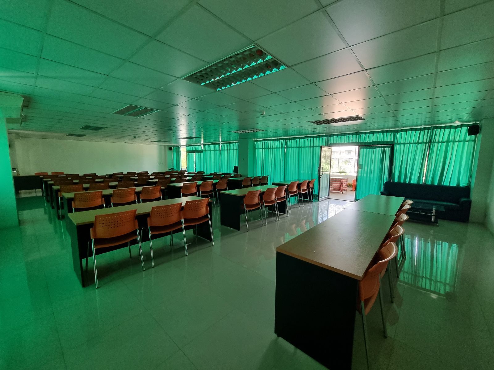 ห้องประชุม 2 อาคารองค์กรกิจกรรมนักศึกษา ความจุ 