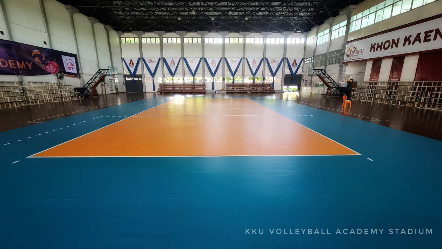สนามวอลเลย์บอลพื้นยาง อาคารพลศึกษา