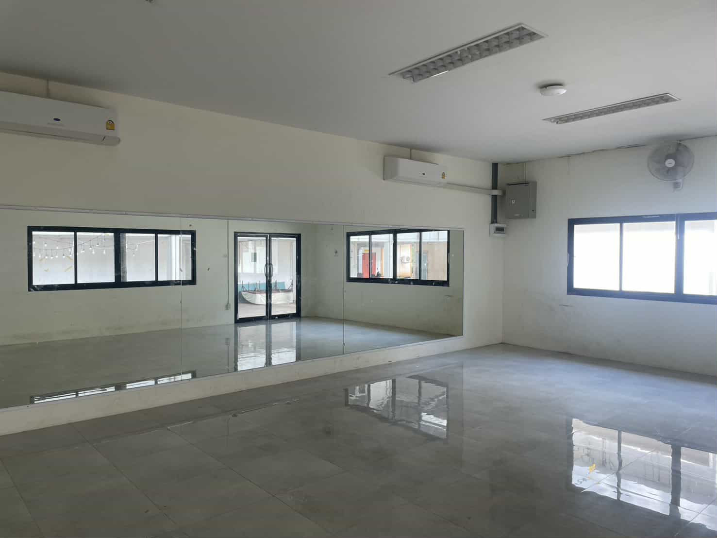 ห้องกระจกข้างโกดัง