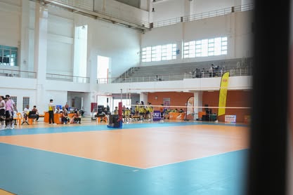 สนามวอลเลย์บอลพื้นยาง (ลานไม้ปาร์เก้) อาคารพลศึกษาอเนกประสงค์	